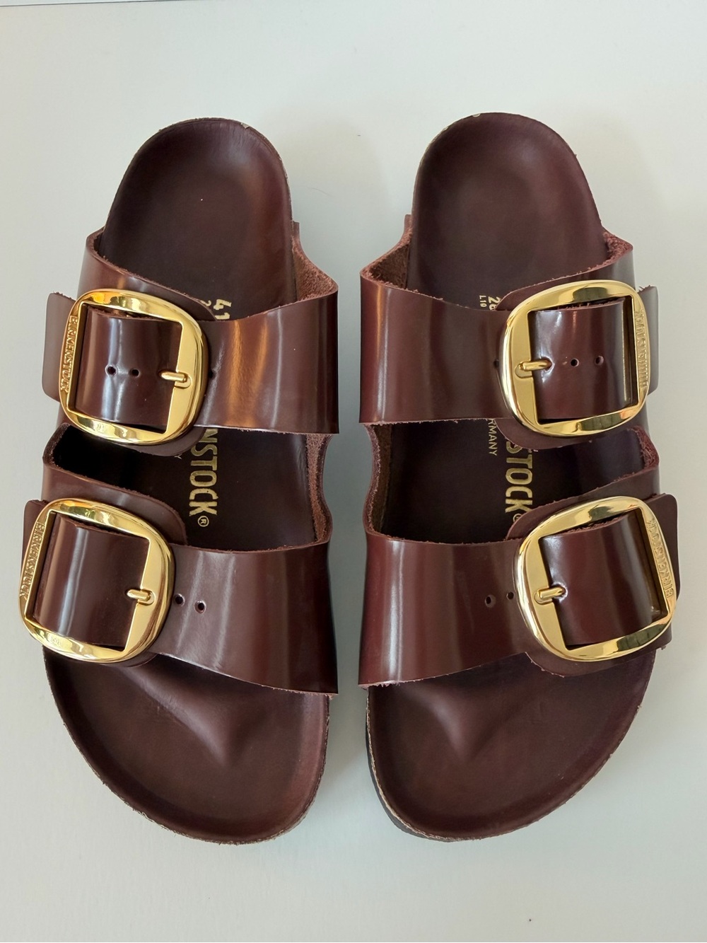 Birkenstock Arizona Big Buckle Sandal in High Shine Zinfandel Leather, Size 10 - Picture 2 of 9